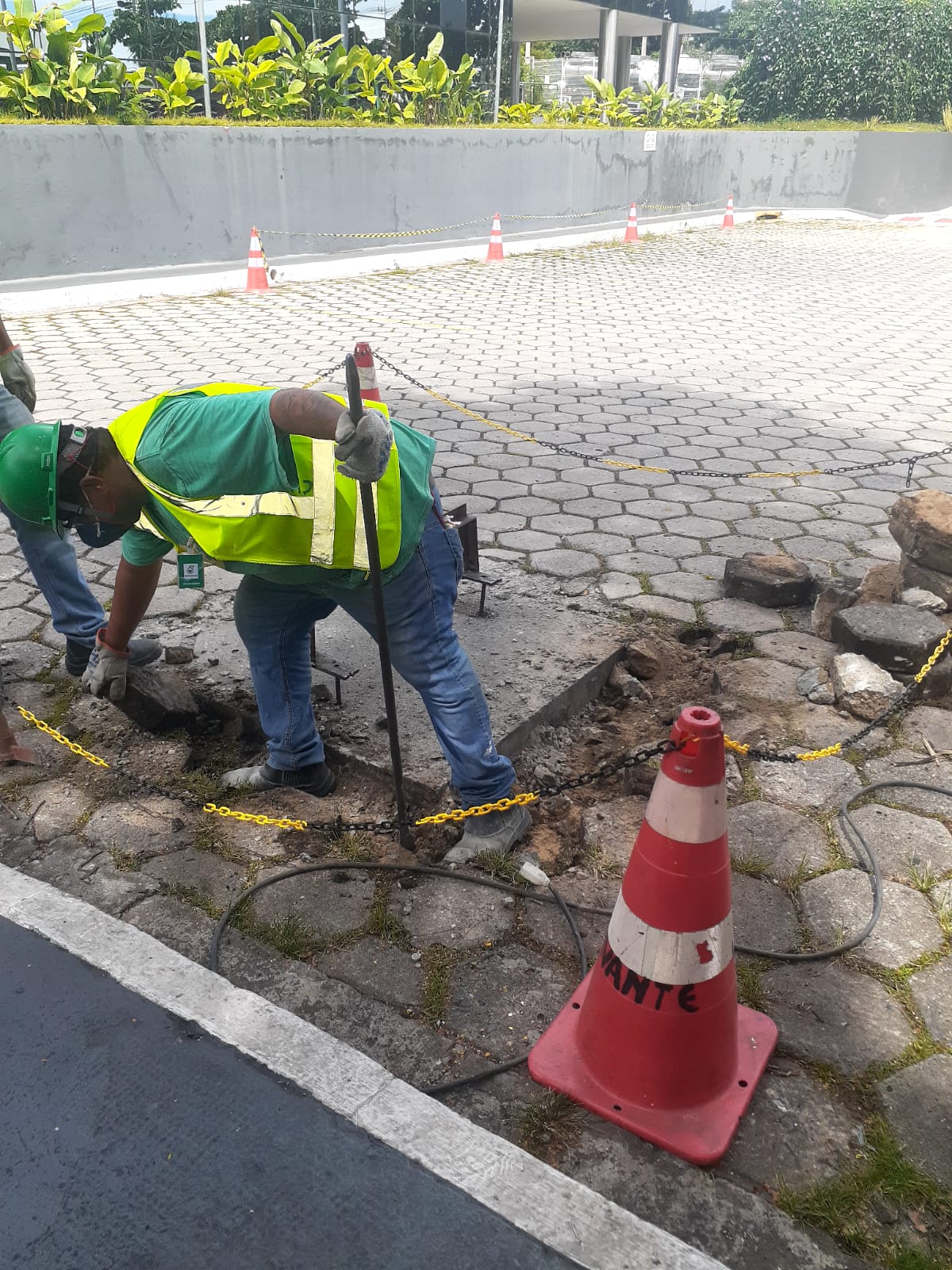 Instalação de piso intertravado em área externa empresarial