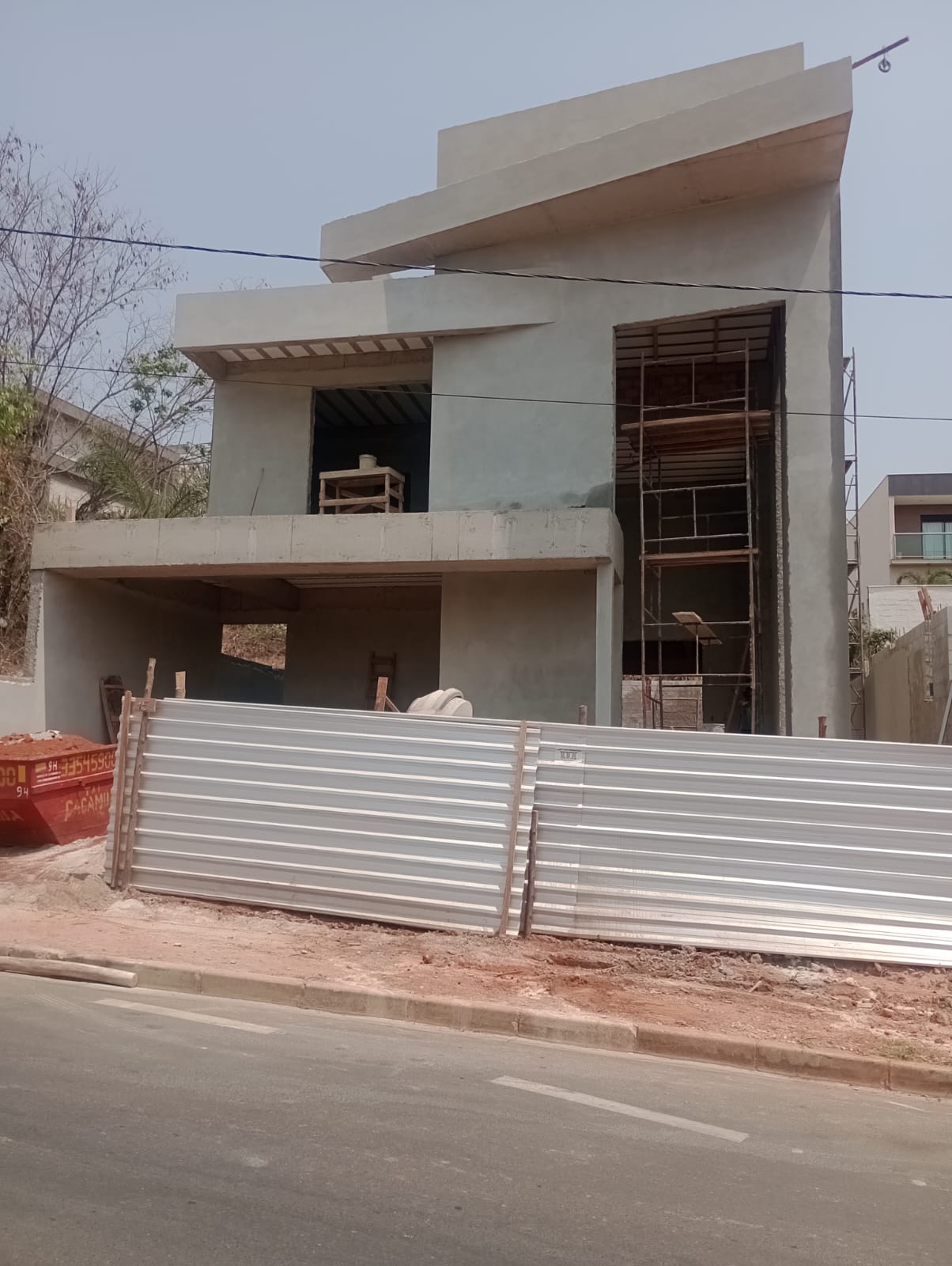 Sobrado moderno em construção no Portal do Sol